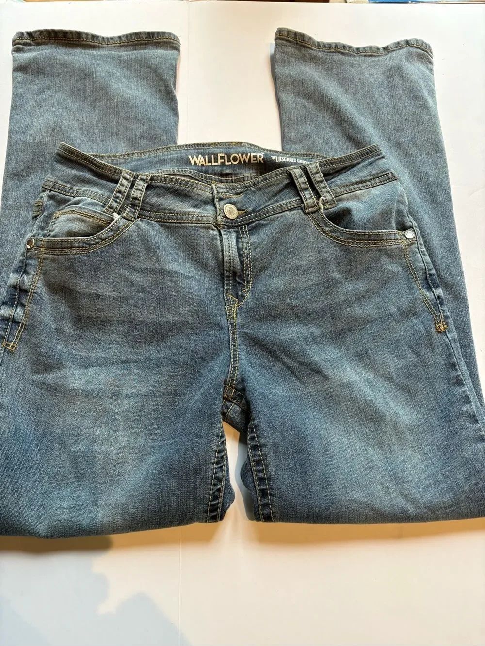Wallflower Women's Faded Blue Jeans 5 pocket Curvy fit Size 13 Reg